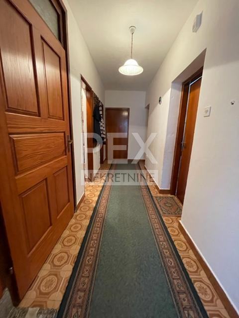 PRODAJA Kuća, Vojnić, Knežević Kosa, 38 000 m2 okućnice (prodaja)