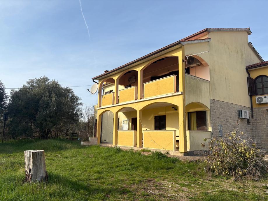 Prostrana kuća za najam — slika 1