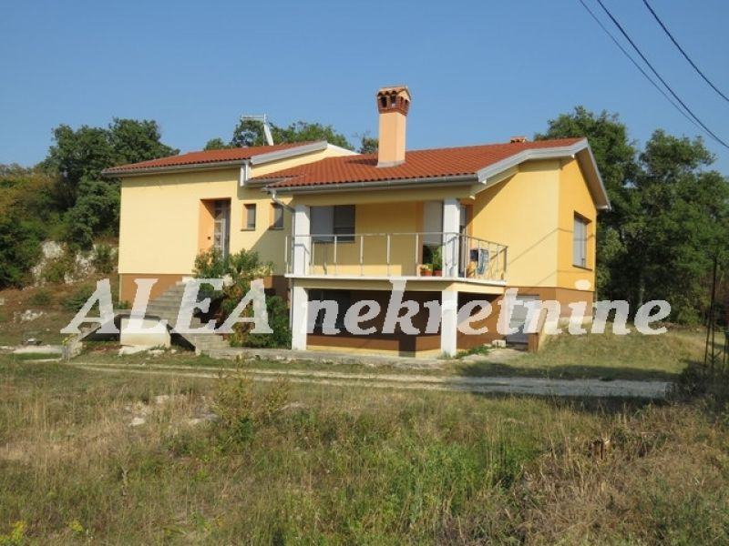 Prostrana samostojeća kuća u okolici Labina, 323,2 m2 (prodaja)