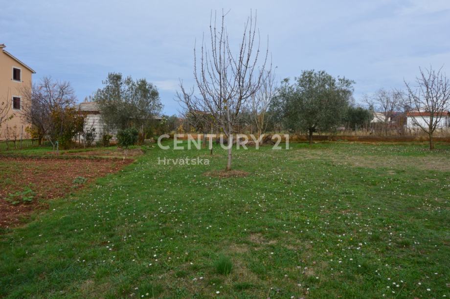 PULA: Građevinska parcela 1002 m2 s objektom