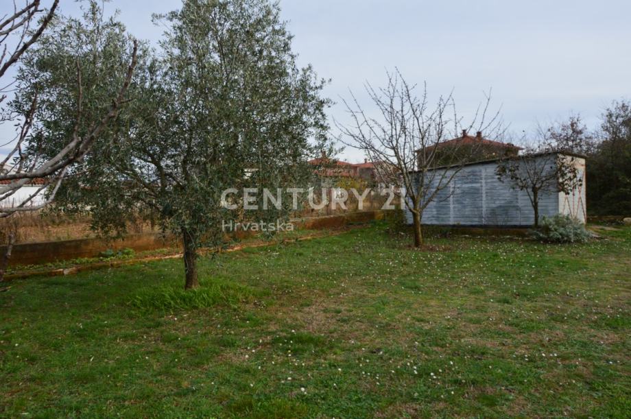 PULA: Građevinska parcela 1002 m2 s objektom