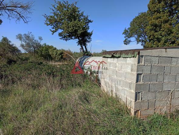 Pula , poljoprivredna parcela 14721 m2, legalizirani objekt 42m2