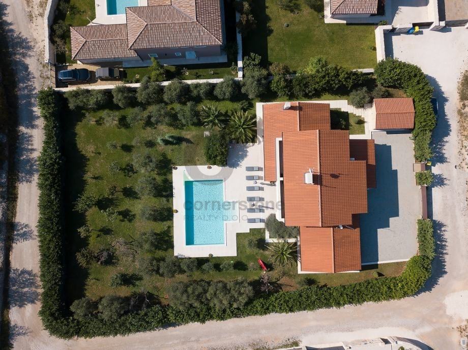 Istra, Svetvinčenat, samostojeća kuća, bazen, vrt, 450 m2 (prodaja) (prodaja)