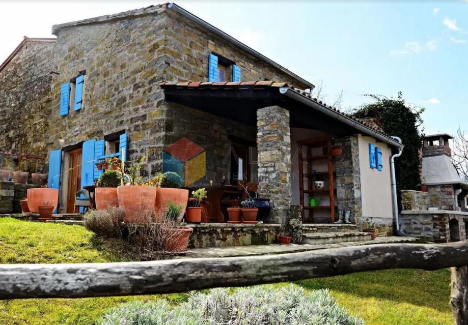 Renovirana istarska kamena kuća s predivnim pogledom u središnjoj Istr (prodaja)