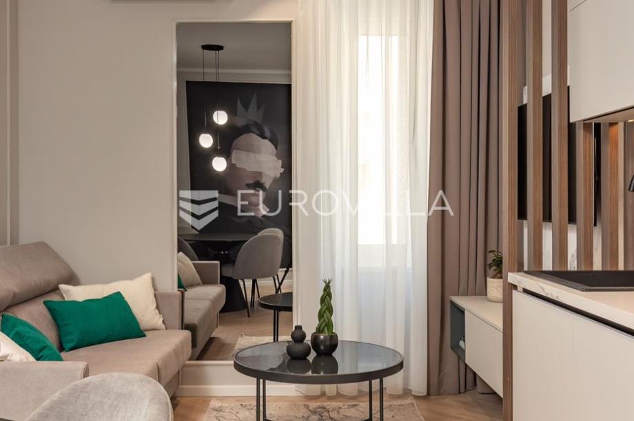 Rijeka, Centar, novouređen luksuzan stan NKP 100 m2 s tri apartmana (prodaja)