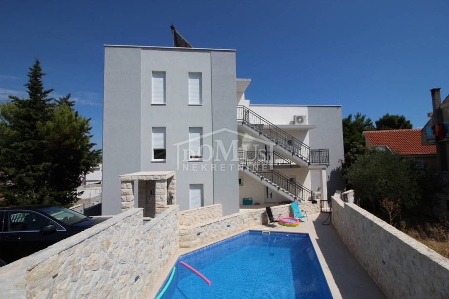 Rogoznica, apartman u zgradi s bazenom