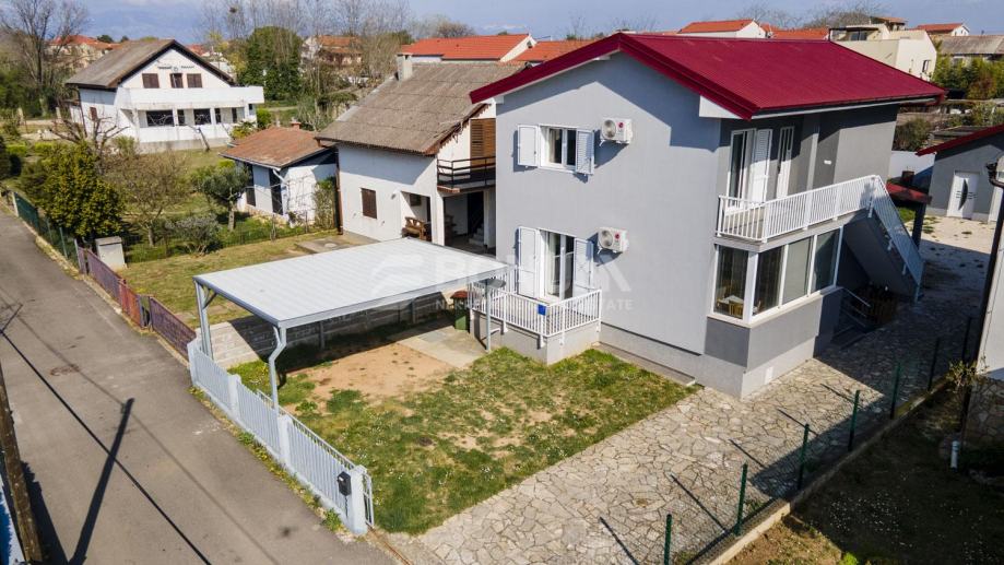 Samostojeća kuća s bazenom i dva stana na velikoj parceli — slika 1