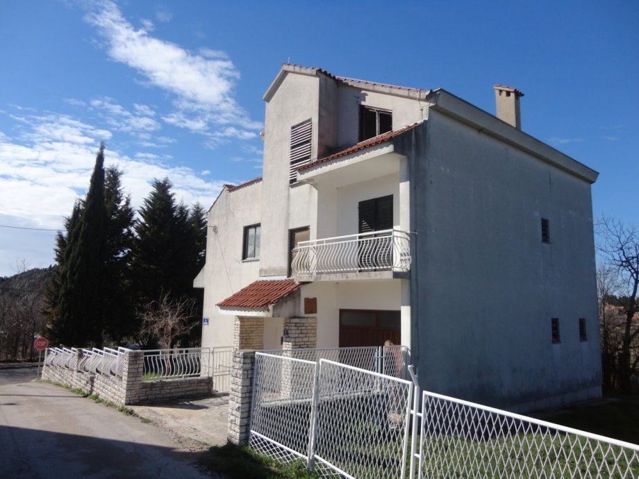Samostojeća kuća, dvokatnica, Benkovac, pov. 414 m2 (prodaja)