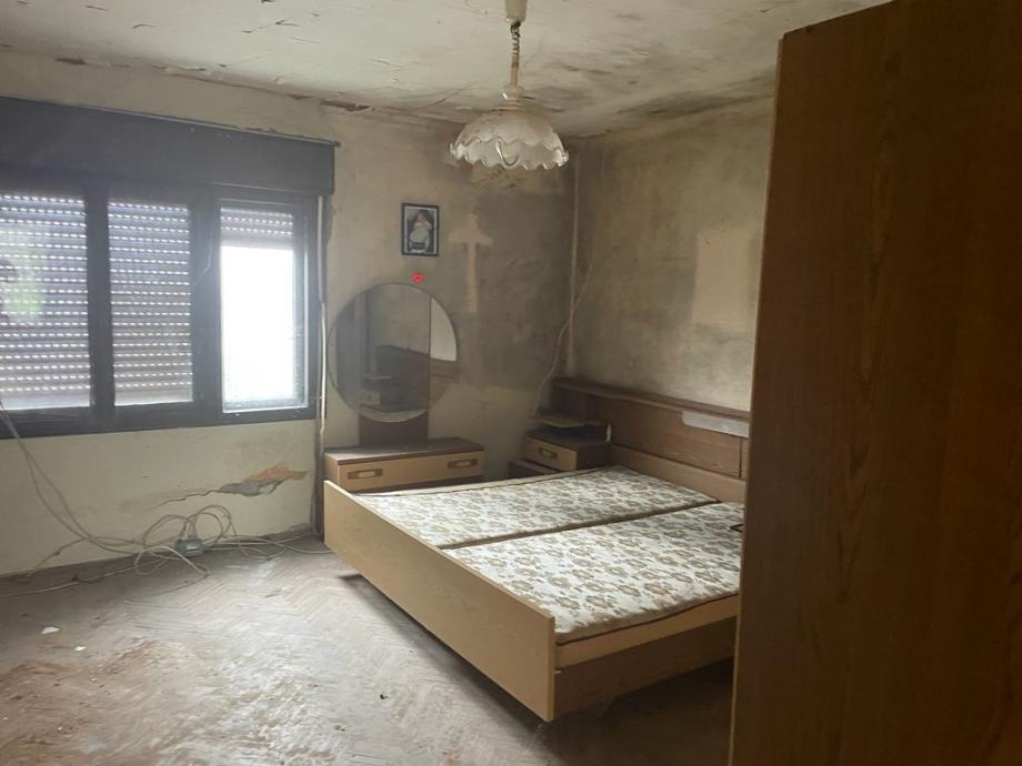 Građevinsko zemljište sa starom kućom za rušenje Gornji Kneginec (prodaja)