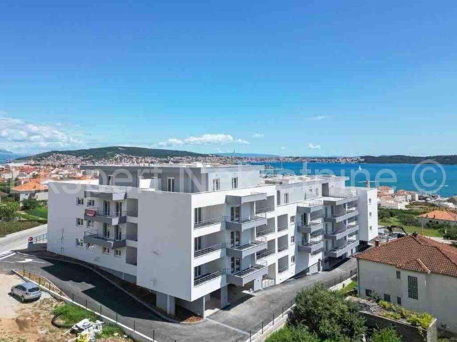 Seget Donji,1-soban stan 54 m2 u novogradnji,230 m od plaže,parking (prodaja)