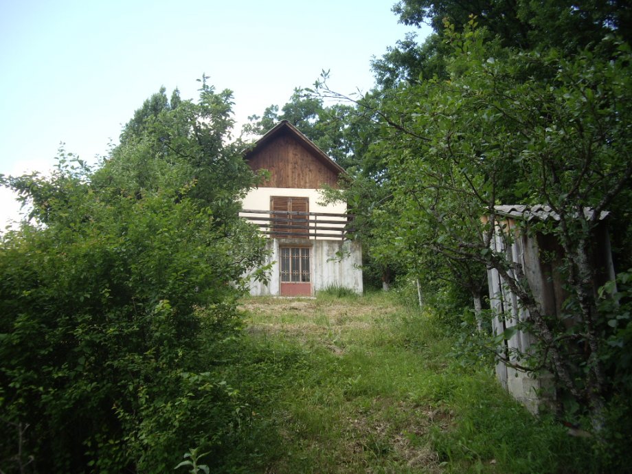 Slavonski Brod, vikendica 30 m2+2600m2 okućnice