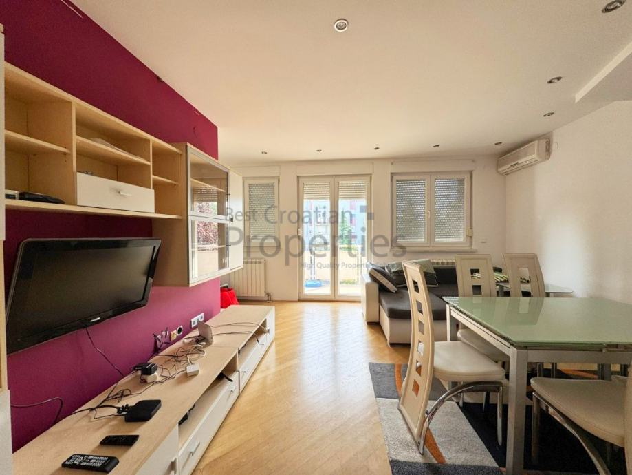 SLOBOŠTINA- uredan i svijetao 2S stan + balkon — slika 1