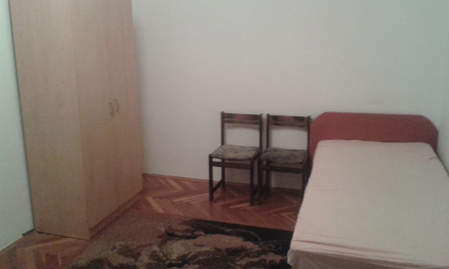 Soba: Slavonski Brod, Potpuno namještena, 16 m2 (iznajmljivanje)