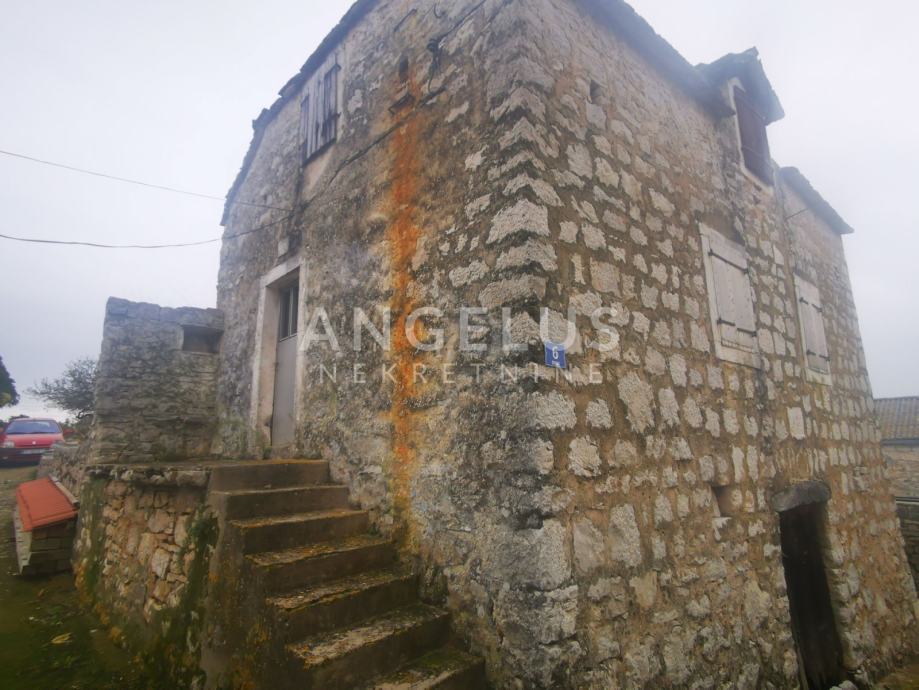Šolta, Srednje Selo - dalmatinska kamena kuća za renovaciju (prodaja)