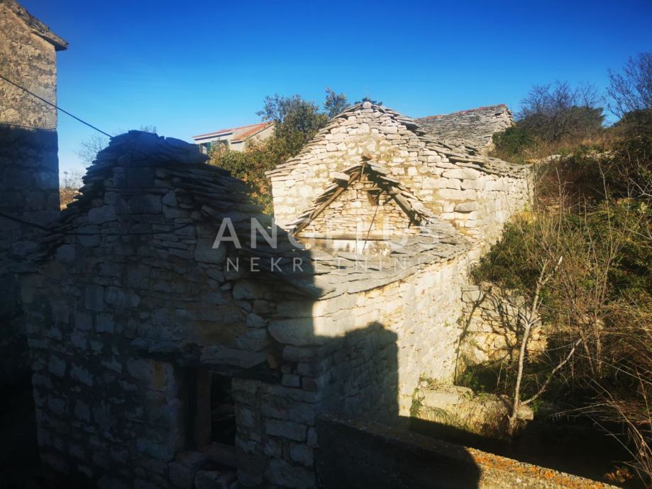 Šolta, Srednje Selo - ruševine starih kamenih kućica (prodaja)