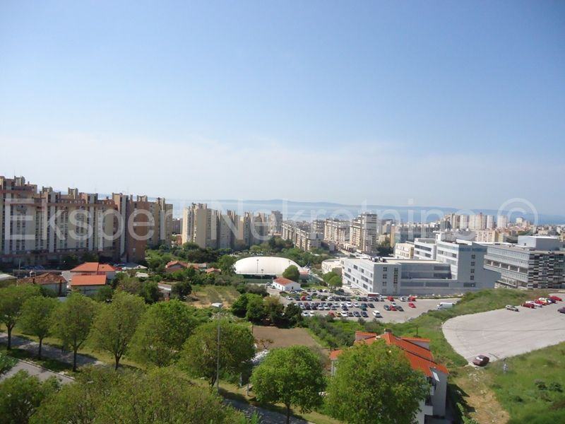 Split, Belvedere, dvos. komforan stan 77m2, otvoren pogled (prodaja)