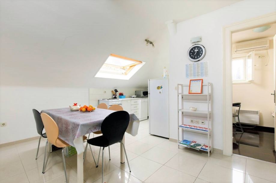 Split, Manuš Tolstojeva, dvosoban stan 63 m2, 3. kat (potkrovlje