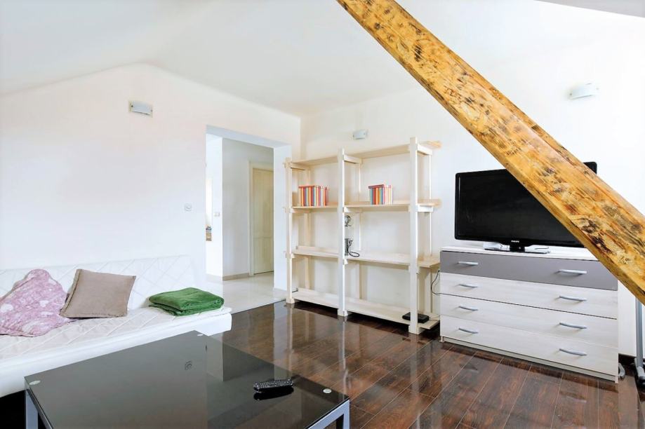 Split, Manuš Tolstojeva, dvosoban stan 63 m2, 3. kat (potkrovlje