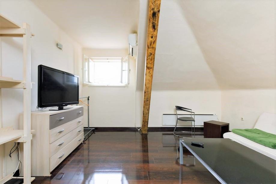 Split, Manuš Tolstojeva, dvosoban stan 63 m2, 3. kat (potkrovlje