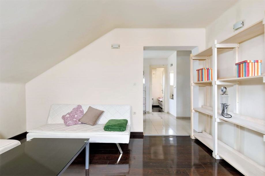 Split, Manuš Tolstojeva, dvosoban stan 63 m2, 3. kat (potkrovlje