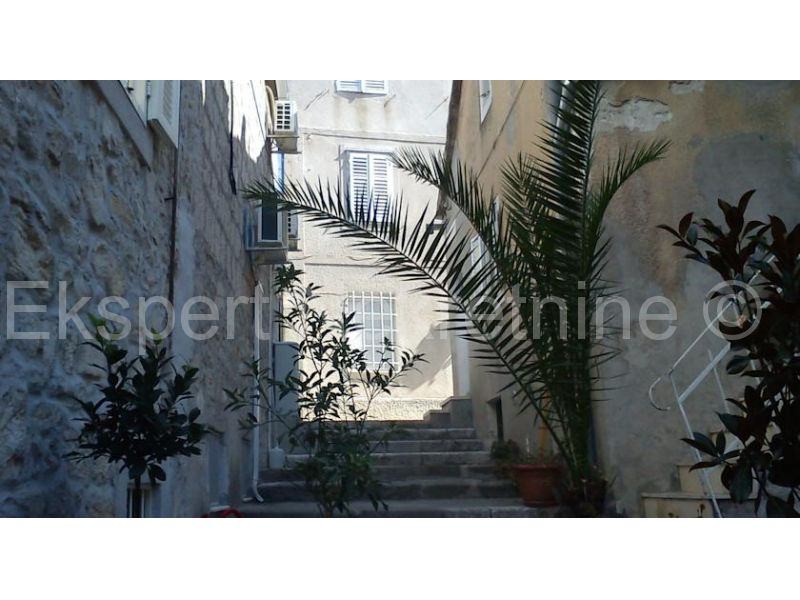 Split, Radunica, novouređena kamena kuća 150m2 sa 2 stana (prodaja)