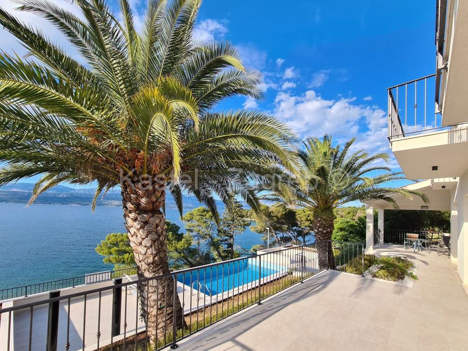Splitska, otok Brač, luksuzna vila s bazenom, 1.red do mora, 400 m2 (prodaja)