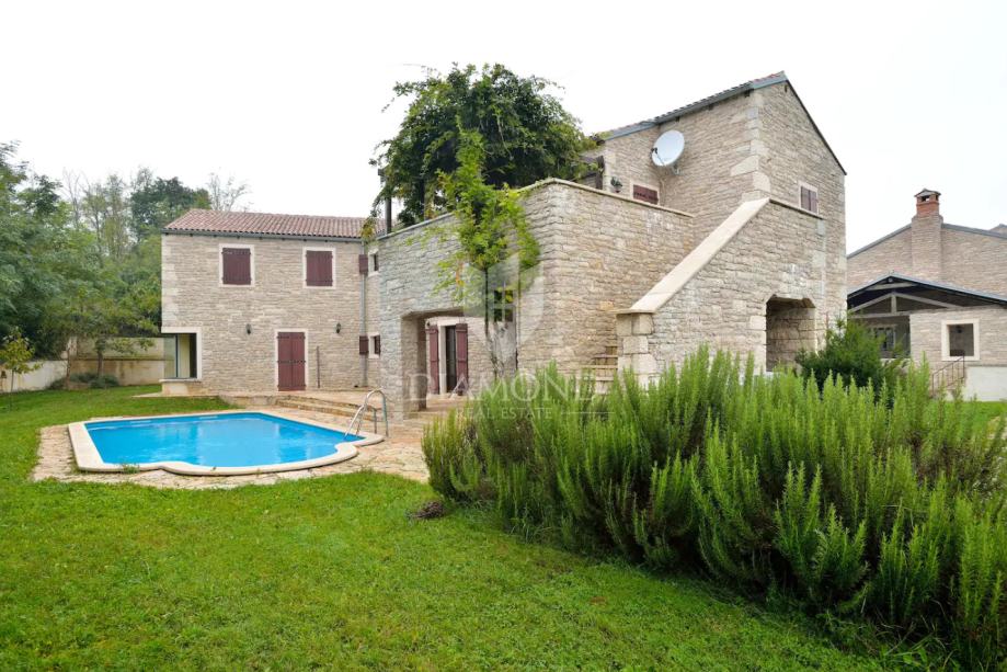 Središnja Istra, autohtona kuća za odmor s bazenom (prodaja)