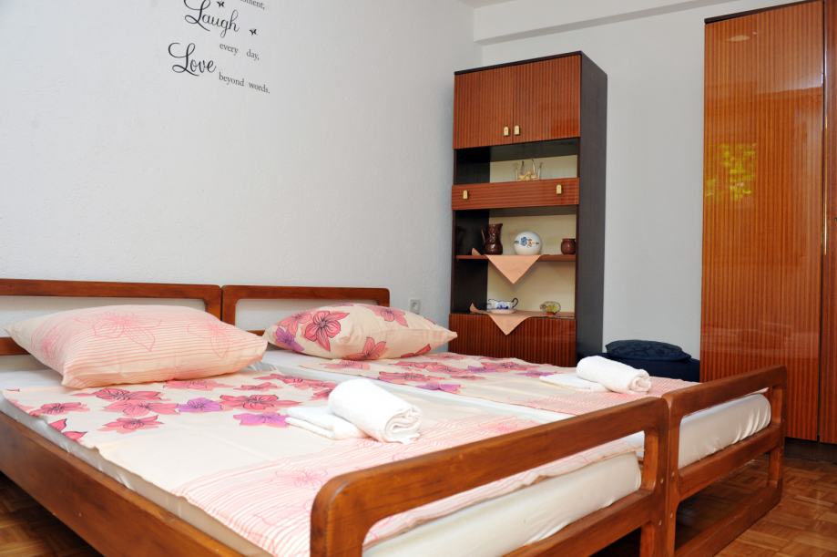 Namješten stan u Varošu, 40 m2, za studente do 1.7.22. (iznajmljivanje)