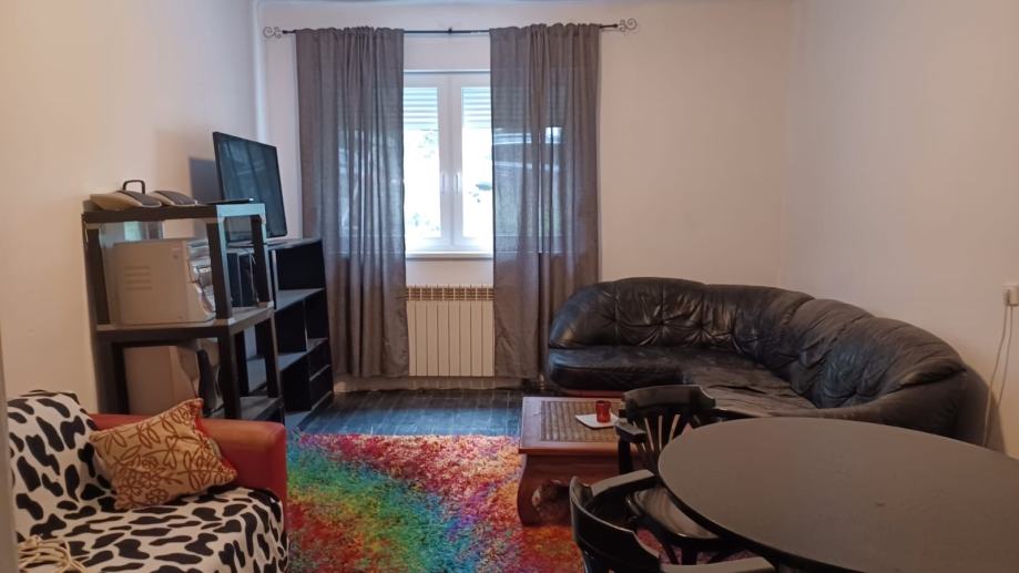 Trosobni stan 68m2 s dvoristem, Trnje, Martinovka — slika 1
