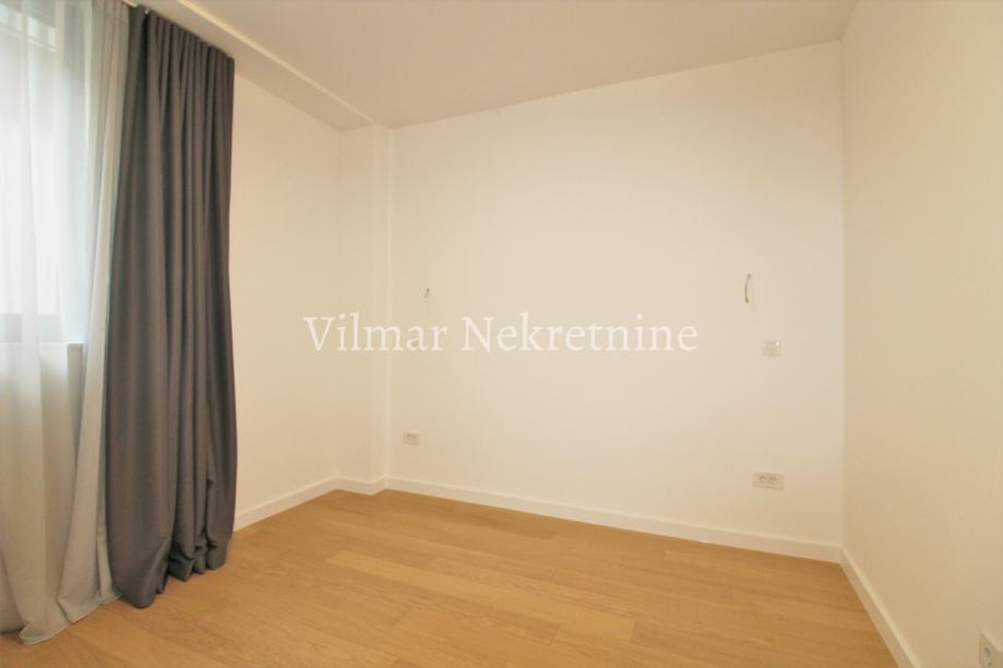 Petrova, moderan 4s u novogradnji, parking, terasa (iznajmljivanje)