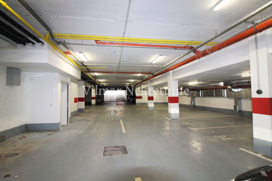 Petrova, moderan 4s u novogradnji, parking, terasa (iznajmljivanje)