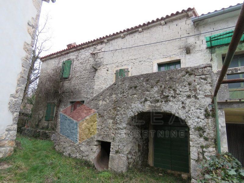 Stara kamena kuća za adaptaciju nedaleko Labina (prodaja)