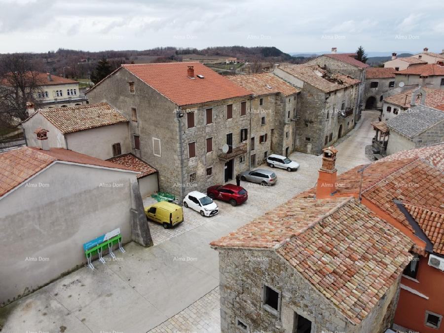 Stara vila za renoviranje u Gračišću — slika 1