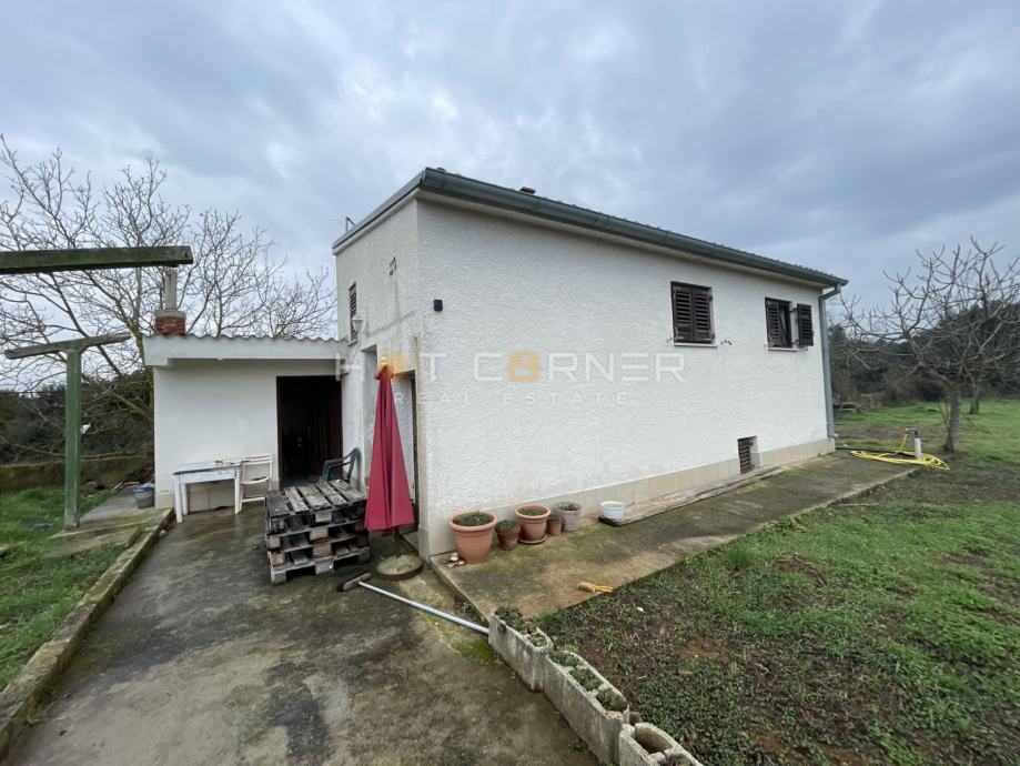 Štinjan, Pula - građevinska parcela 587m2 sa objektom 71m2