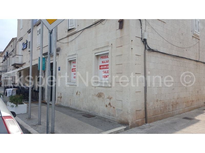 Trogir,Čiovo,posl. prostor 50m2 uz cestu,atraktivna lokacija (prodaja)