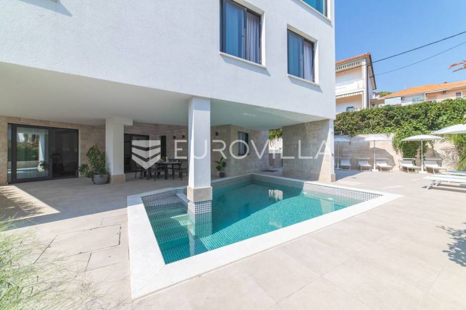 Trogir, luksuzna vila s bazenom, NKP 368 m2 (prodaja)