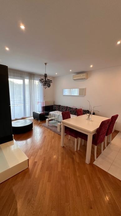 Trokut - dvosoban stan 50m2 + parking (pet friendly)