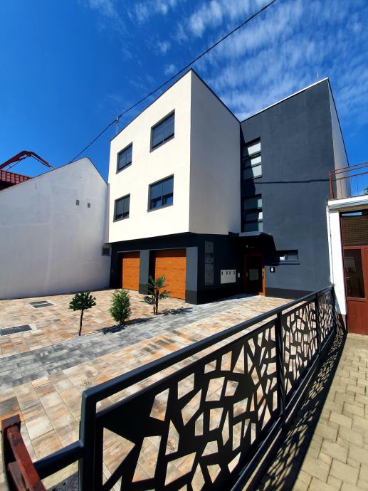 STAN 1. kat / 101 m2 + 60 m2 terasa + 380 m2 dvorište. (prodaja)