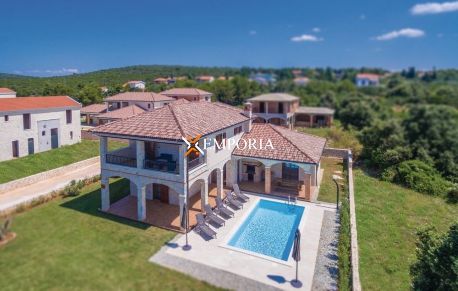 Vila u mediteranskom stilu s bazenom, Otok Ugljan, 197.00 m2 (prodaja)