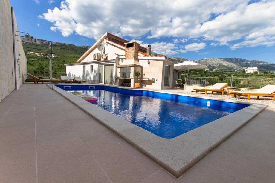 Villa s bazenom 250m2 te okućnicom od 1250m2 (prodaja)