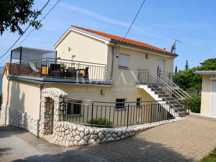 Novi Vinodolski - ekskluzivna apartmanska kuća, 60 m od mora