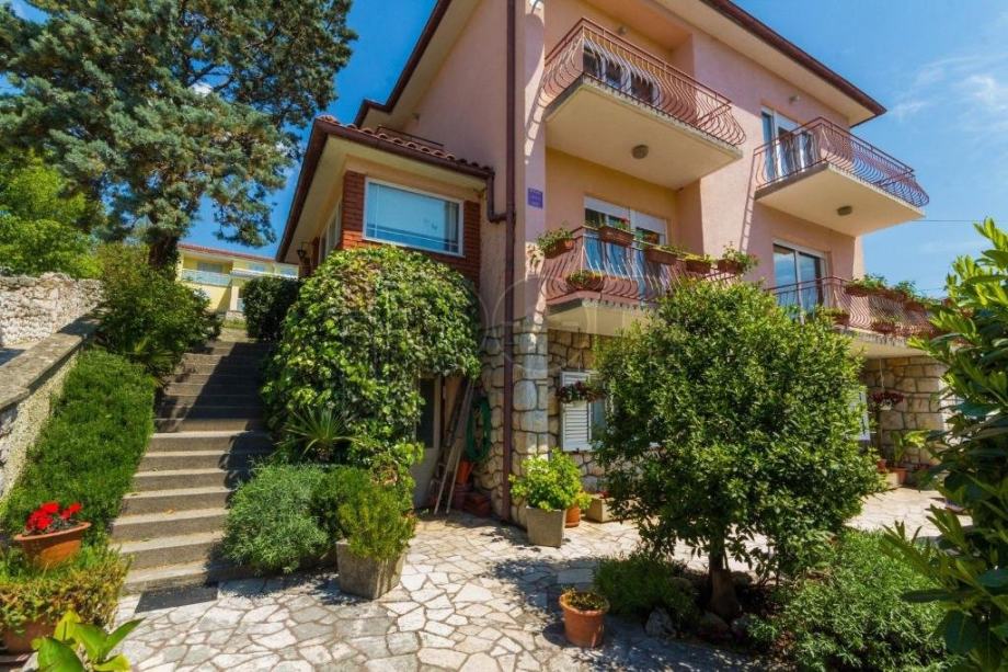 Novi Vinodolski, obiteljska kuća u funkciji turizma, u neposrednoj bli (prodaja)