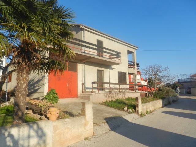 Vodice, obiteljska kuća 120m2 s pogledom na more i garažom (prodaja)