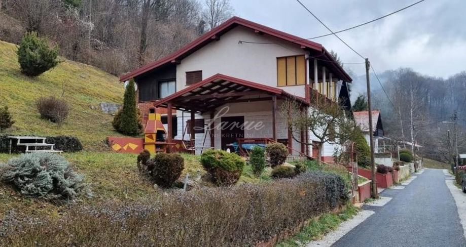 Vukšinec, Donja Stubica: Samostojeća kuća s terasom i okućnicom, 150m2 (prodaja)
