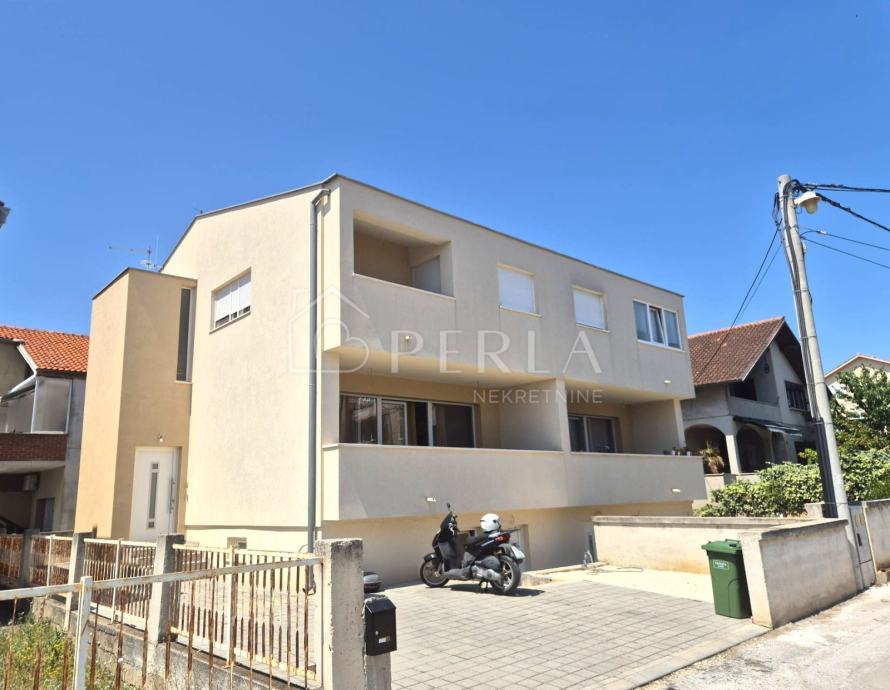 ZADAR – ARBANASI, moderna namještena dvojna kuća od 200 m2!