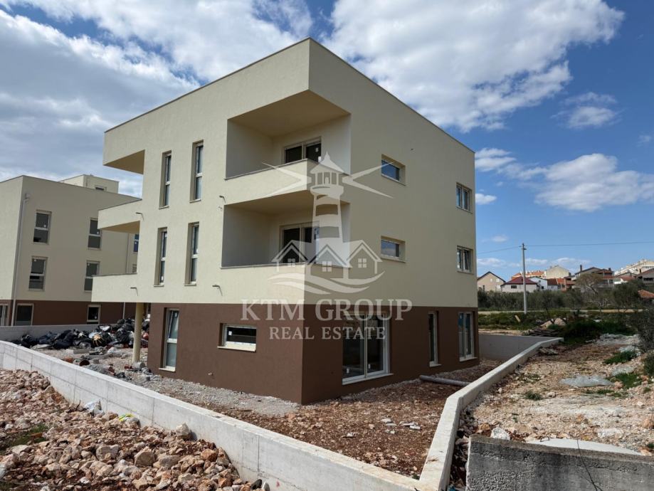 ZADAR, Bili Brig, dvosoban stan u prizemlju s vrtom, 92,66 m2!