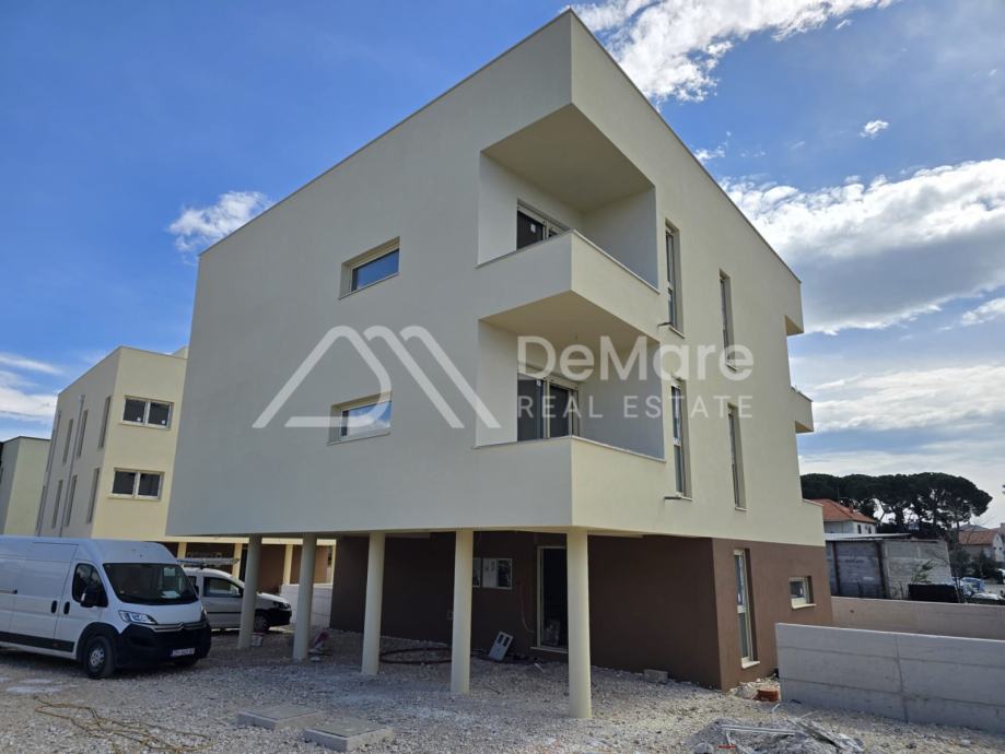 ZADAR-BILI BRIG-NOVOGRADNJA-Stan s 2 sp.sobe-3xParking-VRT!!
