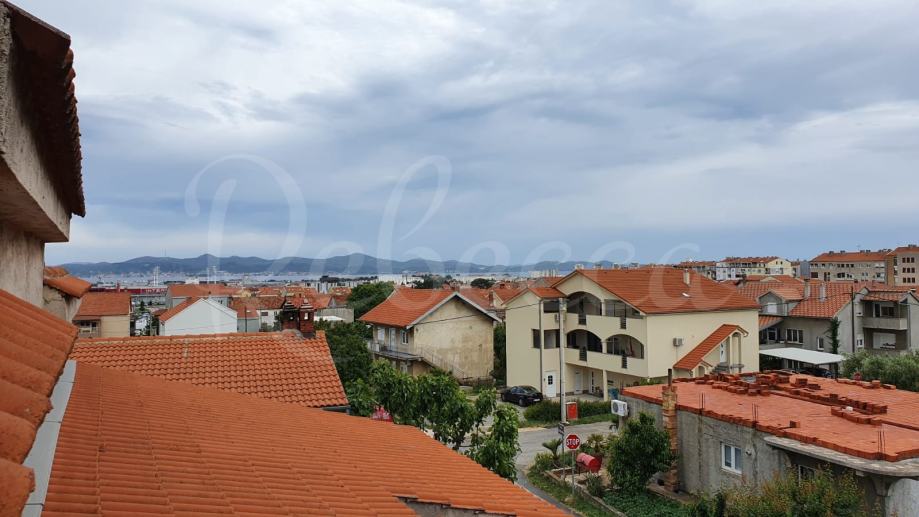 Zadar, Bili Brig, prostrani stan (103,43m2)s garažom, krovnom terasom (prodaja)