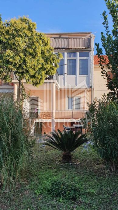 Zadar, Petrići-obiteljska kuća s tri stana i dvorištem,230m2