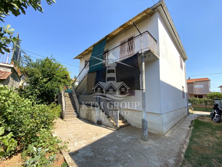 PRILIKA! ZADAR, SMILJEVAC- KUĆA SA DVA PROSTRANA STANA 175,60m²